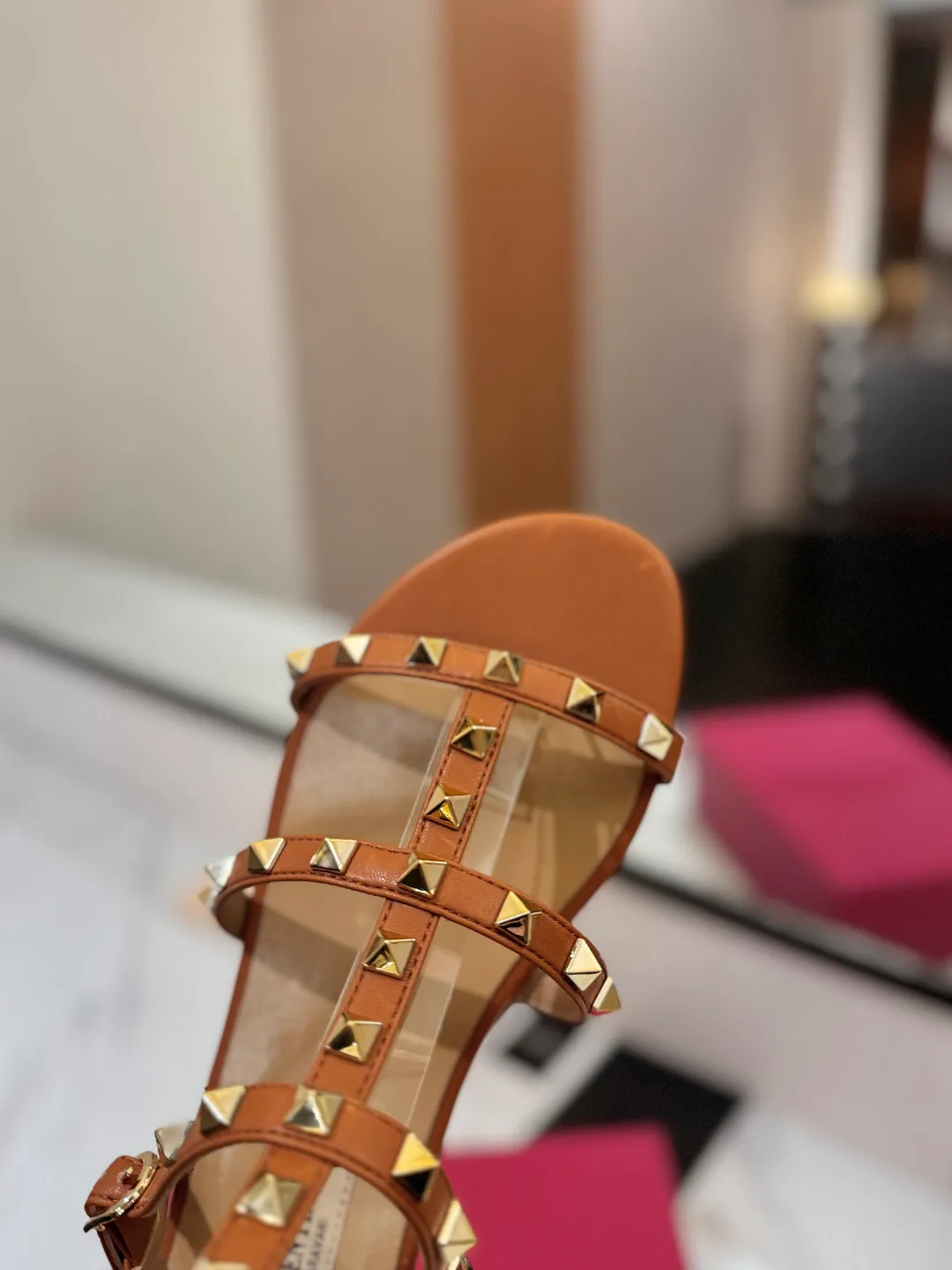👟👟Ex-factory price 520👟👟 Valentino/Valentino rivet VT classic ankle-wrap rivet sandals, timeless 🆕 deeply rooted in people's hearts❤️A must-have item that never goes out of style🫰top replica! The side curves are perfect, the original molded custom-made rust-free rivets, and the textured hardware bring out a full sense of high-end, giving you a genuine foot feel! The first choice for high-end customers❤️ [Material] Upper: Original imported customized cowhide Inner lining: Original imported goatskin Outsole: Imported pearlescent leather outsole Code number: 35-39 [34, 40, 41, 42 are custom-made and cannot be returned or exchanged]